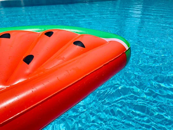 Flotteur Piscine Pastèque Anneau Flottant Dans Une Piscine Bleue Rafraîchissante — Photo