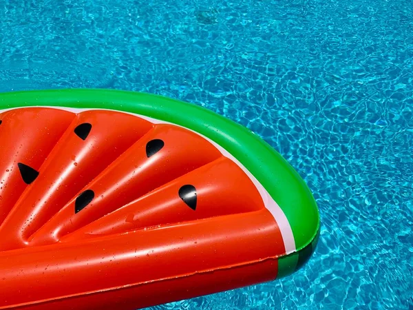 Wassermelone Schwimmt Ring Schwimmt Einem Erfrischenden Blauen Pool — Stockfoto