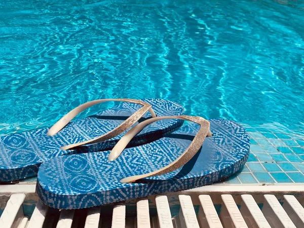 Alte Sommerschuhe Der Nähe Des Schwimmbades — Stockfoto