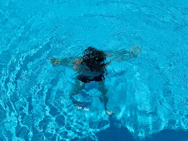 Garçon Nageant Sous Eau Dans Piscine — Photo