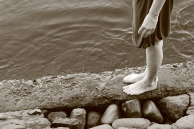 Neva nehrinin kenarında yürüyen güzel elbiseli genç bir kadın..