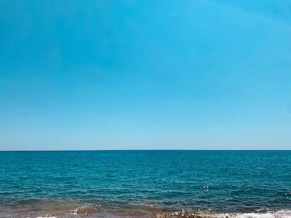 Bellissimo paesaggio mediterraneo. Vista della spiaggia selvaggia vuota e limpida acqua turchese del Mar Mediterraneo. Cipro. — Foto Stock