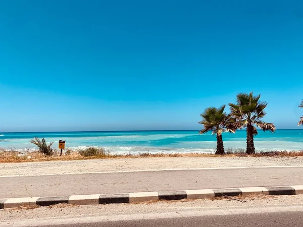 Carretera cerca de la hermosa playa — Foto de Stock