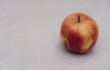 Taze meyve, hasat. Elmalar kırmızı, sarı ve yeşildir..