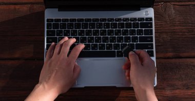 Serbest iş yeri. Klavyeye metin yazdır. Evden çalış..