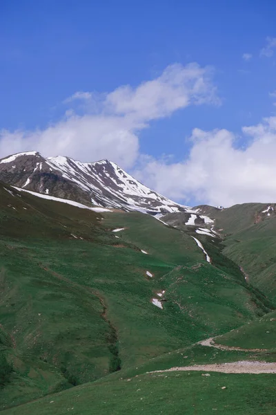 Montañas Georgia Cima Del Monte Kazbek Humo Nubes Cubriendo Los — Foto de Stock