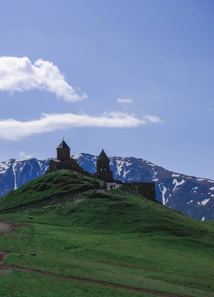 Piękny Widok Gergeti Temple Gruzji Kościół Szczycie Góry Kazbek Dolinie — Zdjęcie stockowe