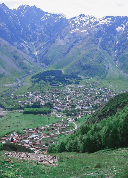 Pueblo Georgiano Kazbegi Situado Entre Las Montañas Valle Del Río — Foto de Stock