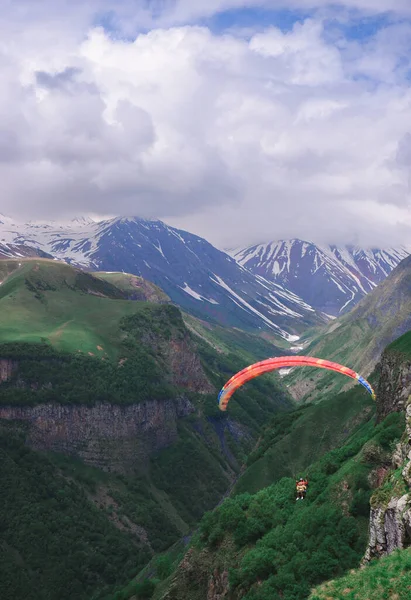 Carretera Militar Georgiana Hermosos Lugares Distrito Kazbegi Parapente Rojo Volando — Foto de Stock