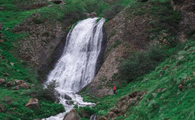 Arshin Şelalesi. Turistler arasında popülerdir. Georgia 'nın dağlık bölgeleri, Kazbegi. Gürcistan askeri yolu.