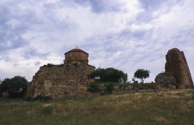 Eski Hıristiyan hukuk binası. İnananlar için bir tapınak. Jvari Manastırı