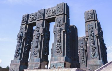 Bir anıt bina, Tiflis 'te bir mimari anıt. Açık mavi gökyüzünün arka planında Gürcistan Günlükleri.