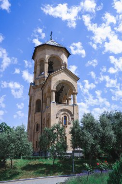 Bir anıt bina, Tiflis 'te bir mimari anıt. Tsminda Sameba Katedrali.