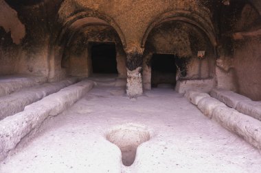 Vardzia mağara manastırı. Georgia mı? Kayalıklarda eski bir kasaba. Popüler bir turizm merkezi.