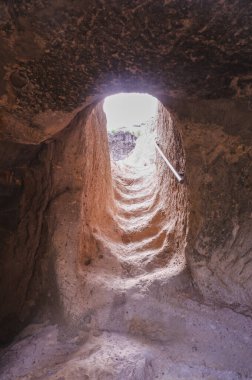 Vardzia mağara manastırı. Georgia mı? Kayalıklarda eski bir kasaba. Popüler bir turizm merkezi.