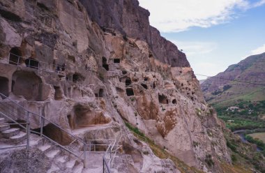 Vardzia mağara manastırı. Georgia mı? Kayalıklarda eski bir kasaba. Popüler bir turizm merkezi.