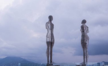Georgia, Batumi şehrinin seddindeki heykel. Ali ve Nino 'nun aşk heykeli Batumi' de, gün ışığında.