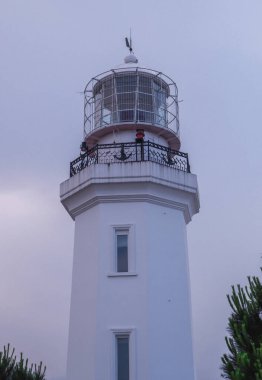 Karadeniz kıyısındaki beyaz deniz feneri. Georgia, Batumi 'deki deniz feneri..