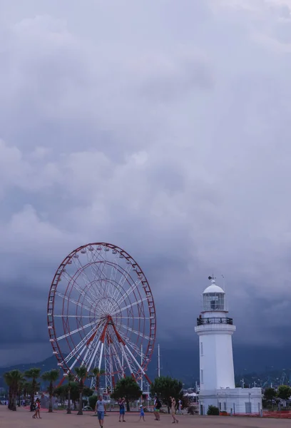 Leuchtturm Und Riesenrad Auf Dem Damm Von Batumi Georgien Ein — Stockfoto