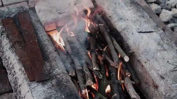 Les Flammes Feu Les Étincelles Volent Dans Différentes Directions — Video