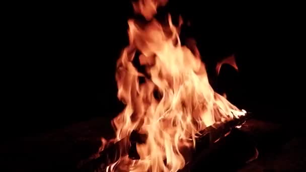 Φλόγες Της Φωτιάς Και Σπίθες Πετούν Διαφορετικές Κατευθύνσεις — Αρχείο Βίντεο