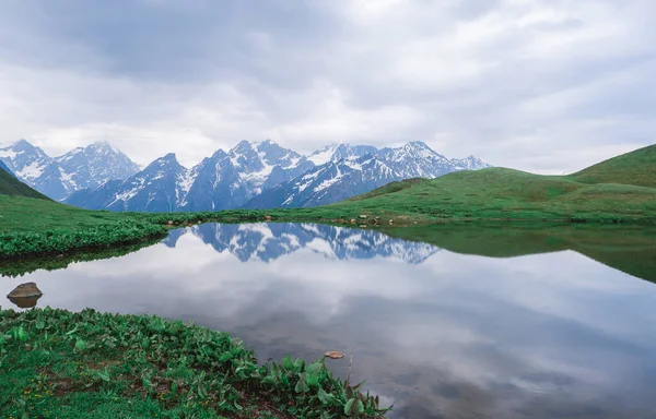 Lagos Montaña Koruldi Montañas Caucásicas Los Picos Las Montañas Nevadas — Foto de Stock