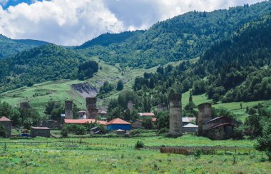 Dağlardaki Gürcü köyü, Svaneti. Svan Kuleleri. Terk edilmiş eski bir köy. Yüksek yeşil dağların arasında..