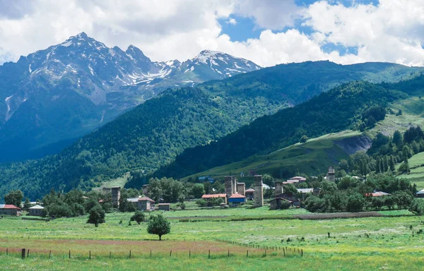 Dağlardaki Gürcü köyü, Svaneti. Svan Kuleleri. Terk edilmiş eski bir köy. Yüksek yeşil dağların arasında..