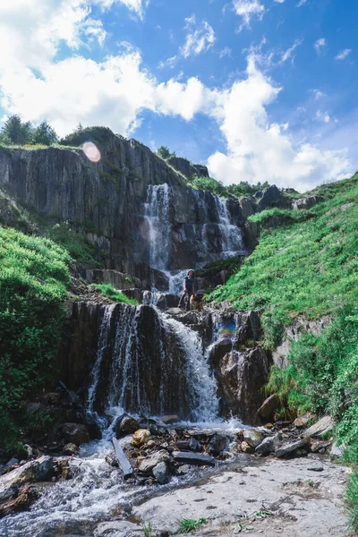 Kaskadowy Wodospad Górach Gruzji Svaneti Piękny Wysoki Wodospad Górską Zimną — Zdjęcie stockowe