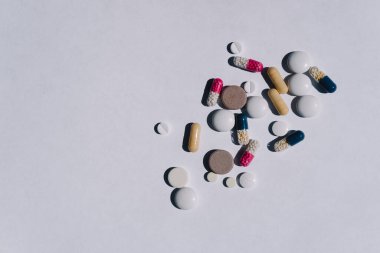 Hafif arka planda bir sürü farklı tablet var. Oral yönetim için vitaminler.