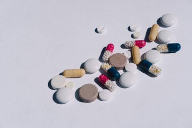 Hafif arka planda bir sürü farklı tablet var. Oral yönetim için vitaminler.