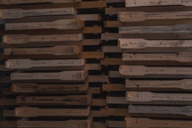 Kovanlar için ahşap çerçeveler istiflenmiş. Arı kovanları için boş çerçeveler. Tahta tahtalar..