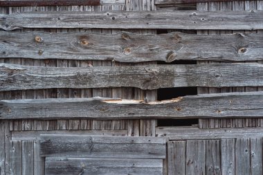Eski bir evin tahta kaplı penceresi. Paralel levhalar. Kapalı bir pencere, terk edilmiş bir bina..