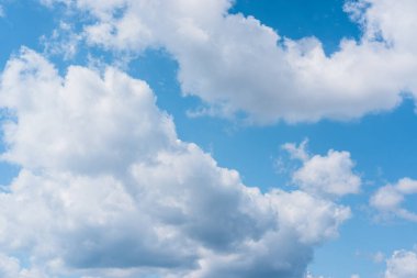 Mavi gökyüzü ve beyaz Cumulus bulutları. Gökyüzü açık, hava güzel..