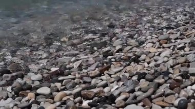 Küçük dalgalar kıyıya vuruyor. Pebble plajı, yaz tatili. Tatilde denizde temiz ve sessiz. Karadeniz kıyısı, Rusya.