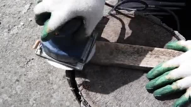 Ein Arbeiter Handschuhen Reicht Ein Elektrisches Schleifpapier Auf Einen Holzbalken — Stockvideo