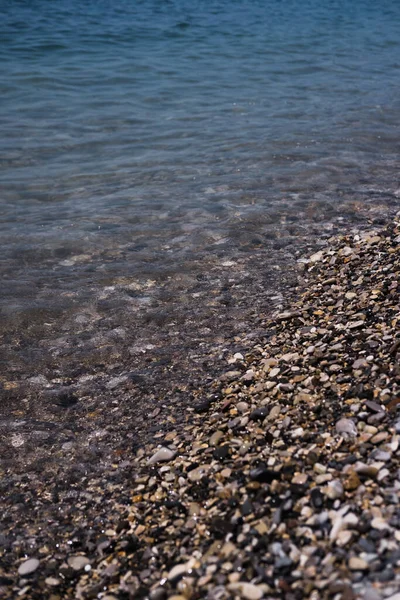 Ένα Κύμα Κυλάει Πάνω Από Βραχώδη Ακτή Μαύρη Ακτή Παραλία — Φωτογραφία Αρχείου