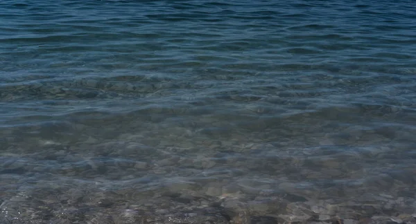 Καθαρό Θαλασσινό Νερό Και Πέτρες Στον Πάτο Βραχώδης Ακτή Της — Φωτογραφία Αρχείου