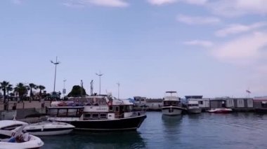 2019 yazında. Gemiler Gürcistan 'ın Batumi limanında. Temiz ve şeffaf Karadeniz, körfezde çeşitli tekne ve gemiler var. Batum şehrinin seddi..