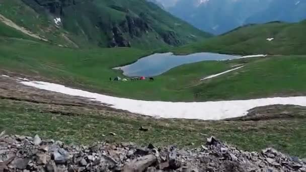 Reizigers Zitten Buurt Van Tenten Aan Oever Van Een Bergmeer — Stockvideo