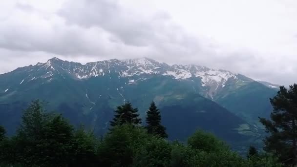 高加索山脉白雪覆盖的山峰全景 多云的天气里 青翠如画的山谷 Svaneti格鲁吉亚山区 — 图库视频影像