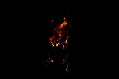 Siyah arka planda parlak bir ateş ışığı. Uzun süre maruz kalınca çıkan yangın. Kıvılcımlar ve alevler.