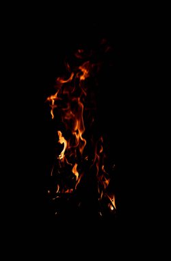 Siyah arka planda parlak bir ateş ışığı. Uzun süre maruz kalınca çıkan yangın. Kıvılcımlar ve alevler.