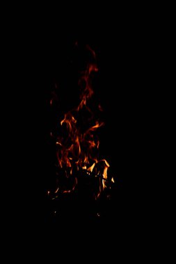 Siyah arka planda parlak bir ateş ışığı. Uzun süre maruz kalınca çıkan yangın. Kıvılcımlar ve alevler.