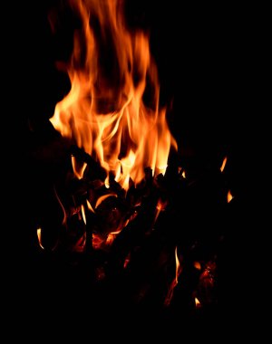 Siyah arka planda parlak bir ateş ışığı. Uzun süre maruz kalınca çıkan yangın. Kıvılcımlar ve alevler.