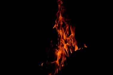 Siyah arka planda parlak bir ateş ışığı. Uzun süre maruz kalınca çıkan yangın. Kıvılcımlar ve alevler.