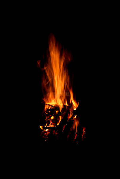 Яркий камин на черном фоне. Огонь при длительном воздействии. Искры и пламя
.