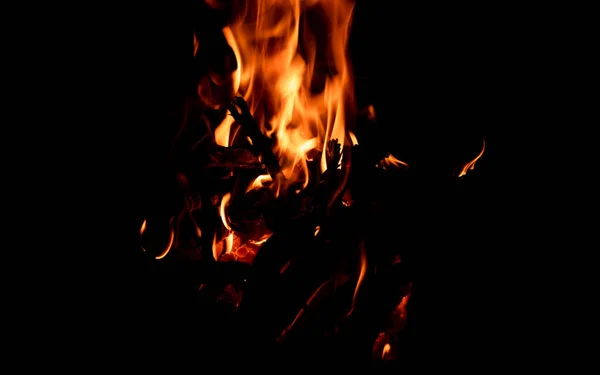 黑色背景上明亮的火光 长时间暴露在火堆中 火花和火焰 — 图库照片