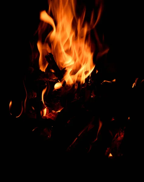 黑色背景上明亮的火光 长时间暴露在火堆中 火花和火焰 — 图库照片