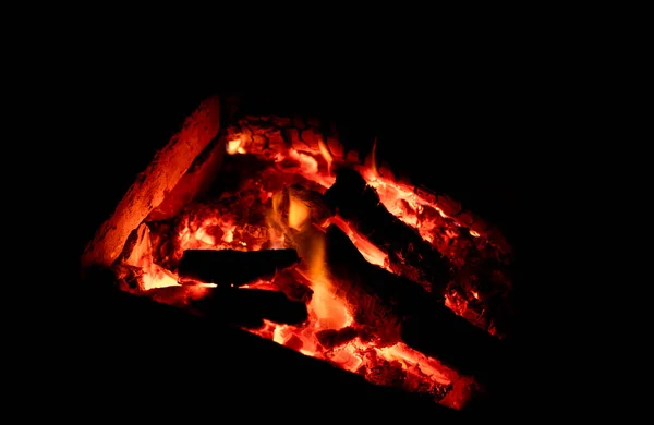 오렌지색 석탄은 배경에 불이붙은 나옵니다 연기와 나무를 태우고 밝히며 — 스톡 사진